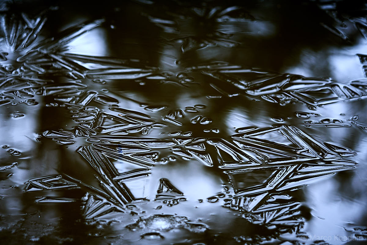 Driehoekige patronen in ijs in close up